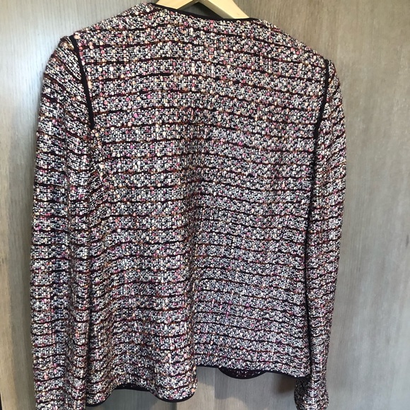 Beautiful St. John Tweed Blazer in a luxurious plum, raspberry. Women’s 8 eight - Picture 3 of 6